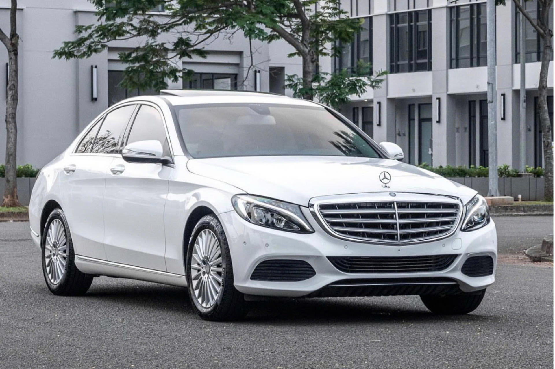 Cho thuê xe hạng sang tự lái 5 chỗ MERCEDES: Trải nghiệm sang trọng