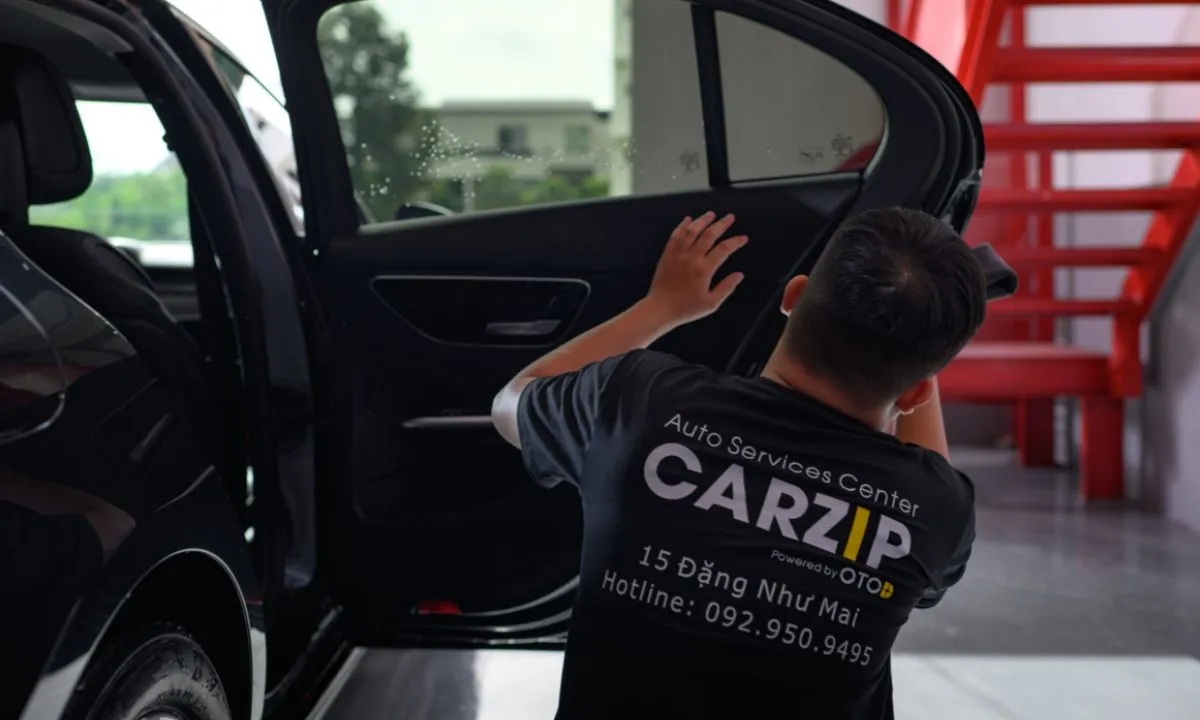 garage-o-to-carzip-dem-den-nhieu-dich-vu-phu-ceramic-dan-ppf-ve-sinh-noi-ngoai-that