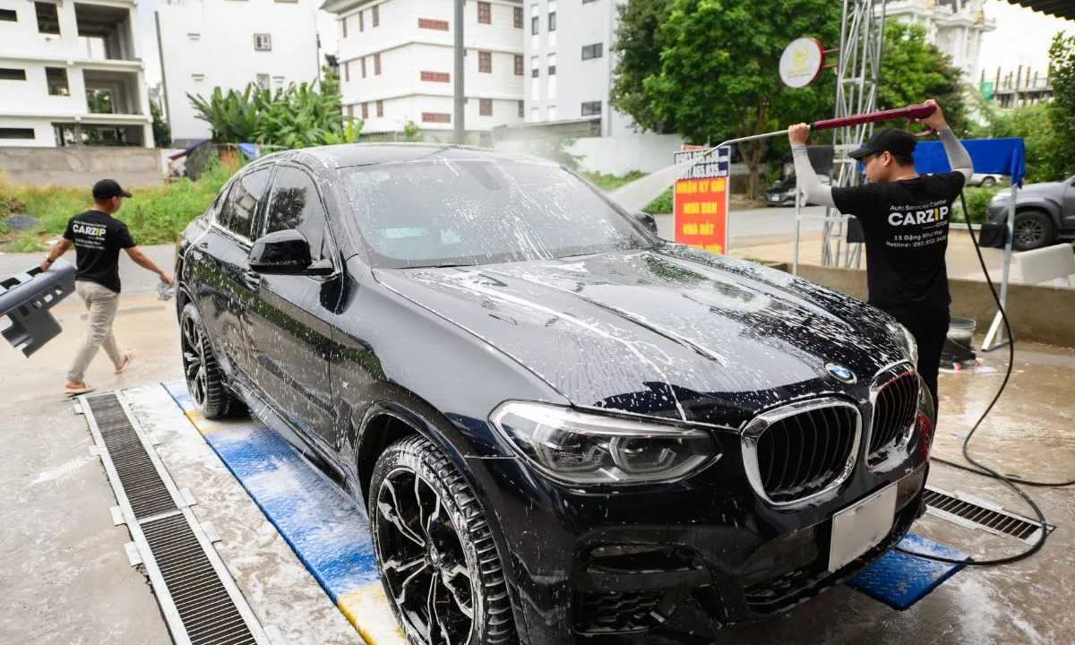 Dịch vụ rửa xe ô tô từ xe phổ thông đến xe sang